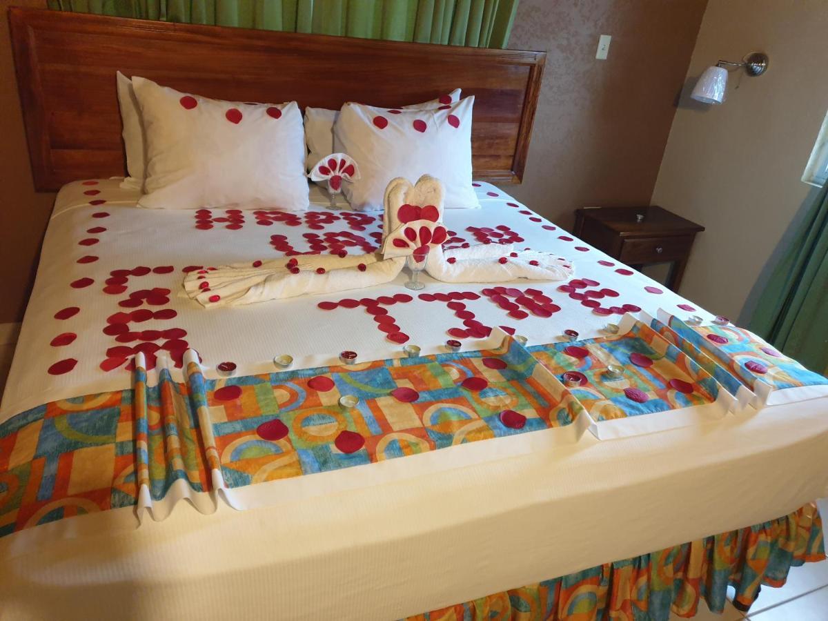 Palm Bay Guest House & Restaurant มอนเทโกเบย์ ภายนอก รูปภาพ